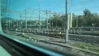 从旅客高速列车的窗口眺望大城市