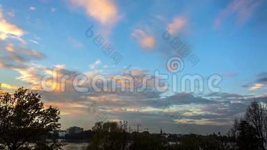 参差不齐的云层，从汉堡阿尔斯特湖（Hamburg Alster lake）远眺日落，Timelapse