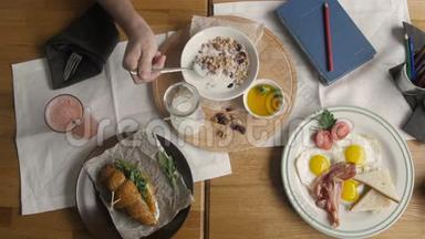 咖啡厅健康早餐的顶级景观。 英式早餐：煎蛋、培根、烤盘、牛角面包和鲑鱼