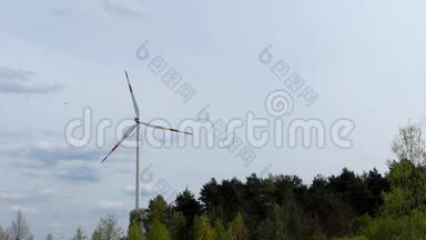 风力发电厂实时工作。