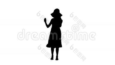 穿着太阳帽和<strong>黑色短裙</strong>的女人