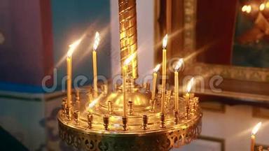在基辅东正教教堂点燃蜡烛