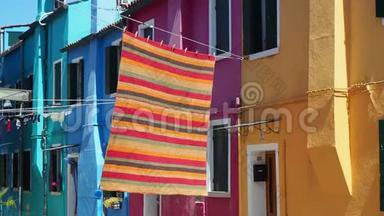 意大利威尼斯的布鲁诺。 街上有五颜六色的房子和彩色桌布，摊开晾干