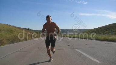 冲刺跑步者在高速公路上慢跑。 男子体育运动员夏季户外训练。 年轻强壮肌肉男