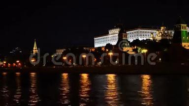 莫斯科<strong>克里姆林</strong>宫，莫斯科河码头，<strong>克里姆林</strong>宫大皇宫和大教堂的宣告在晚上。 时间流逝。 UHD
