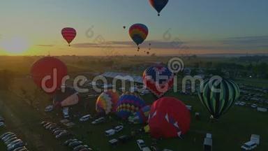 早上在气球节上发射热气球的鸟瞰图，从填充到起飞