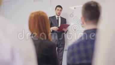 商人向团队介绍，在会议室做笔记。 静态射击