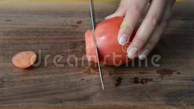 快速女士手工切片红色生态番茄刀木板