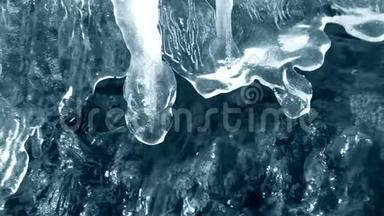 在<strong>瀑布</strong>小溪的特写镜头边解冻的冰。 带着<strong>声音</strong>。