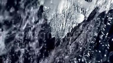 在<strong>瀑布</strong>小溪的特写镜头边解冻的冰。 带着<strong>声音</strong>。