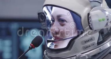 女宇航员在新闻发布会上讲话