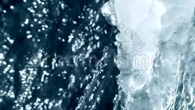 在瀑布小溪的特写镜头边解冻的冰。 带着声音。