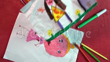 用许多铅笔和标记FDV在粉红色背景上展示儿童图纸