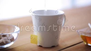 茶袋和热水从水壶到杯子