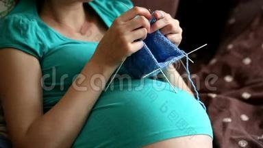 孕妇在怀孕期间为婴儿钩针。 钩针编织工艺