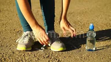 女孩停止跑步，把鞋带系在<strong>跑鞋</strong>上。 户外<strong>健身</strong>女孩训练。 4K