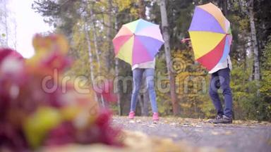 两个青少年在秋天公园<strong>打伞</strong>玩
