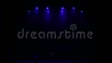 蓝色的光线在音乐会前的一个空舞台上，舞台上是一个鼓组。