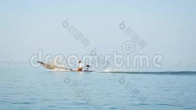 当地<strong>渔民</strong>在<strong>渔船</strong>上用马达。 缅甸Inle湖
