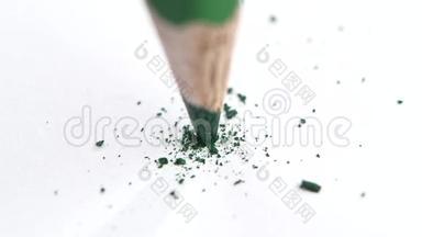 在一支白色的，慢的，锋利的绿色铅笔上折断的头