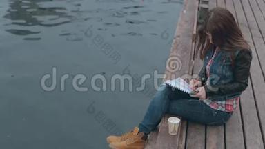 可爱的女孩坐在靠近大海的<strong>木墩</strong>上