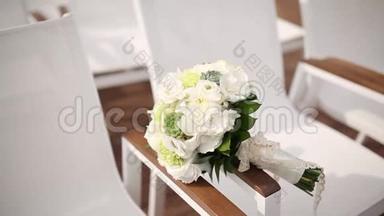 桌上放着玫瑰和桉树的新娘花束。 莫的婚礼
