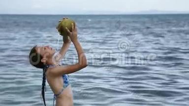 女孩倒在自己的椰子汁上