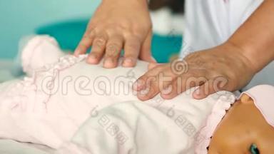 一只手按压婴儿训练娃娃进行心肺复苏的妇女
