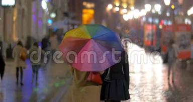 雨<strong>夜</strong>，城市在五颜六色的伞下漫步