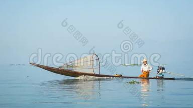 当地<strong>渔民</strong>用马达漂浮在<strong>渔船</strong>上。 缅甸Inle湖