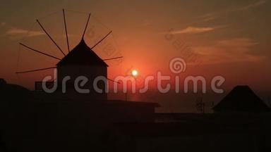 希腊著名风车的桑托里尼，美丽的<strong>红日</strong>落下的奥亚村