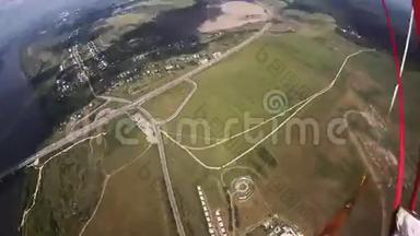 专业跳伞运动员飞行<strong>在</strong>绿色的<strong>田野上</strong>。 极端。 着陆