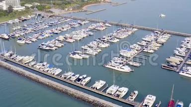 乘坐游艇俱乐部和码头的无人机进行空中观景。 游艇俱乐部的俯视图。 海水中的白船。 码头码头游艇和