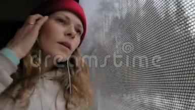 年轻开朗的女人在一个悲伤的日子乘公共汽车旅行。 她看着窗外