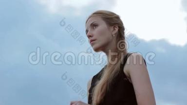 红发少女映衬着阴云密布的天空.