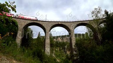 火车经过瑞士著名的兰德瓦瑟高架桥。 从底部看。