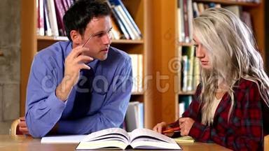 讲师在图书馆帮助他困惑的学生