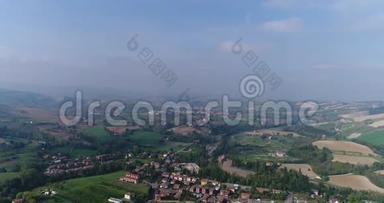 从空中俯瞰意大利葡萄园，意大利中世纪小镇，从葡萄园上方俯瞰全景