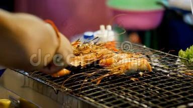 泰国街头食品夜宵市场虾烤架