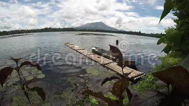 <strong>竹筏</strong>漂浮在污染的湖面上