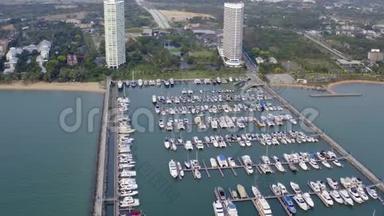 游艇俱乐部和码头的无人机提供空中观景。 游艇俱乐部的俯视图。 海水中的白船。 码头码头游艇和