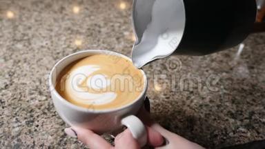 做咖啡。 咖啡师准备咖啡。 准备拿铁。 咖啡师把热牛奶倒入一杯浓咖啡中。 拿铁艺术