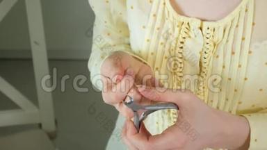 女人在家里给自己做指甲。