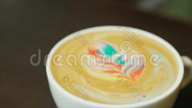 拉丁艺术咖啡。 五颜六色的彩虹拿铁在白色的杯子里。