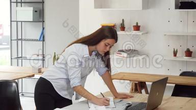 女设计师在办公室<strong>忙着</strong>用她的笔记本电脑