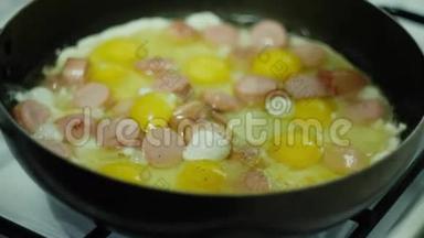 煎锅里的香肠和鸡蛋-煎香肠和炒鸡蛋