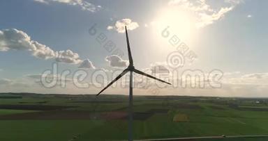 风力发<strong>电机</strong>的空中景观，绿色田野和草地全景背景下风力发<strong>电机</strong>的景观