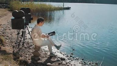 电影导演用两个镜头在湖岸的扬声器上吃葡萄