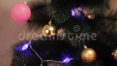 年轻女士在圣诞<strong>树上</strong>挂圣诞球。 圣诞玩具挂在<strong>装饰</strong>精美的圣诞<strong>树上</strong>