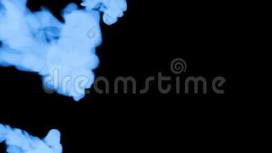黑色背景上的蓝色荧光墨水。 三维渲染，与卢马哑光。 许多墨水注射